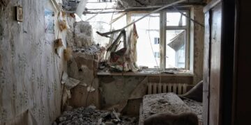 Zniszczenia po rosyjskim ataku Fot. PAP/Alena Solomonova