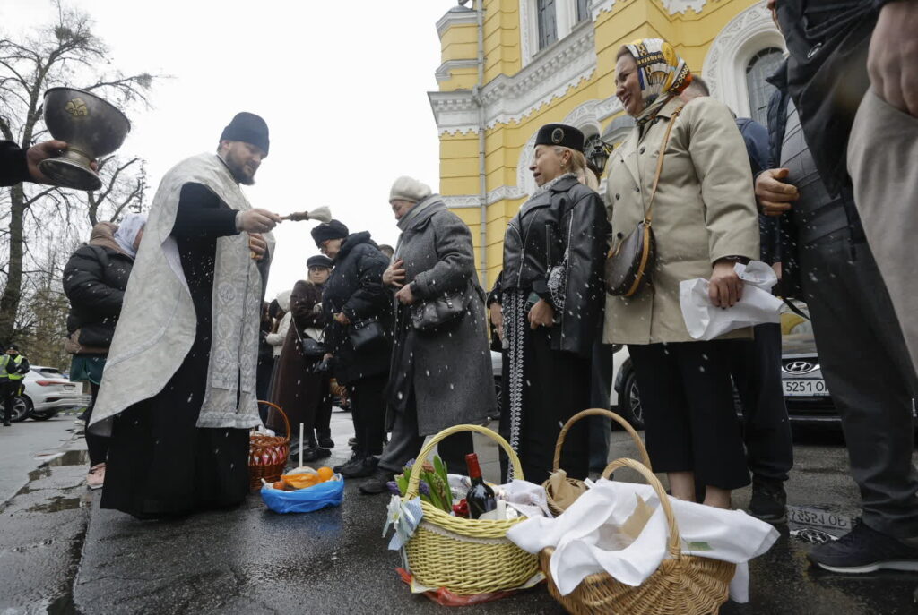 Święcenie koszyczków w Kijowie (PAP/EPA/SERGEY DOLZHENKO)