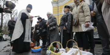 Święcenie koszyczków w Kijowie (PAP/EPA/SERGEY DOLZHENKO)