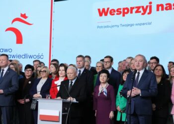 Prezes PiS Jarosław Kaczyński i politycy ugrupowania Fot. PAP/Rafał Guz
