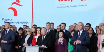 Prezes PiS Jarosław Kaczyński i politycy ugrupowania Fot. PAP/Rafał Guz