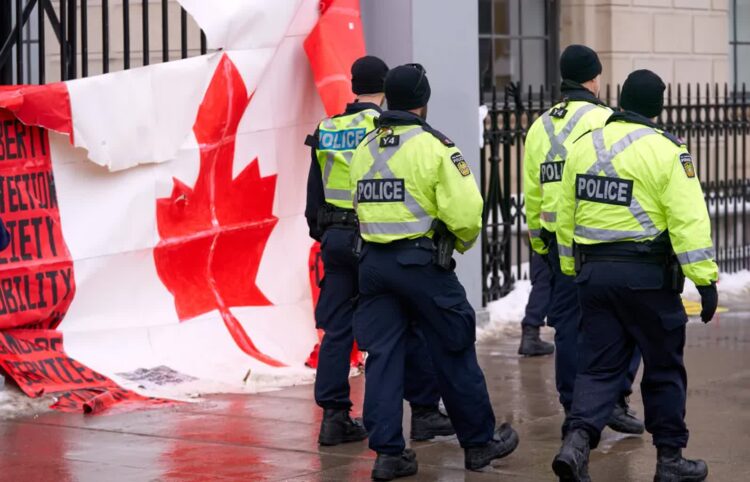 Kanadyjska policja w Ottawie, Fot. PAP/EPA/ANDRE PICHETTE