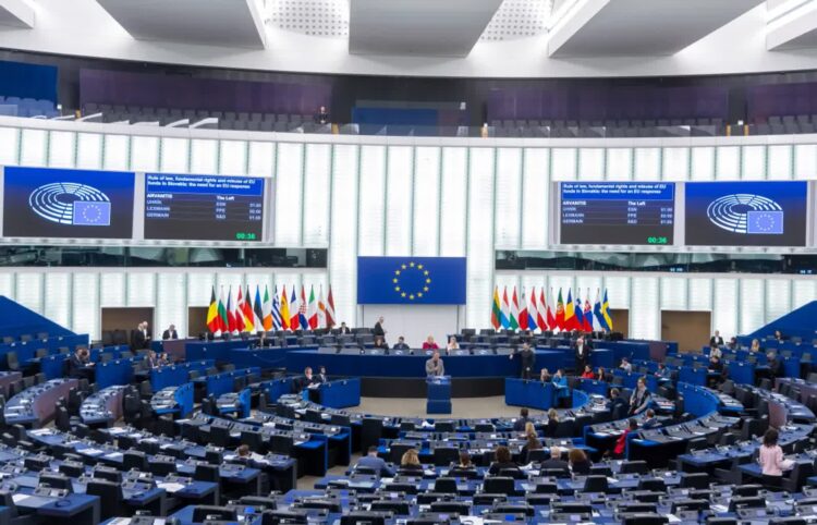 Sala obrad w siedzibie Parlamentu Europejskiego w Strasburgu. Fot. PAP/EPA/CHRISTOPHE PETIT TESSON