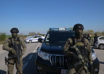 Serbskie służby zabezpieczają gazociąg między Serbią a Węgrami (PAP/EPA/MINISTRY OF DEFENCE REPUBLIC OF SERBIA)