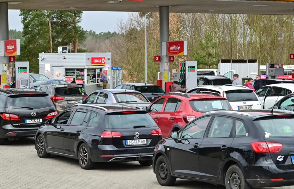 Pracownicy przygranicznych stacji paliw: klientów z Niemiec jest dwa, a nawet trzy razy więcej niż kilka dni temu. Fot. PAP/Marcin Bielecki