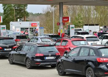 Pracownicy przygranicznych stacji paliw: klientów z Niemiec jest dwa, a nawet trzy razy więcej niż kilka dni temu. Fot. PAP/Marcin Bielecki