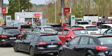 Pracownicy przygranicznych stacji paliw: klientów z Niemiec jest dwa, a nawet trzy razy więcej niż kilka dni temu. Fot. PAP/Marcin Bielecki