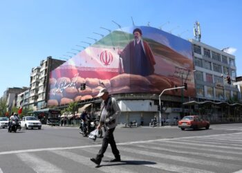 Ulice Teheranu, mural przedstawiający Ajatollaha Motdżabę Ameneia. Fot. PAP/ EPA/ABEDIN TAHERKENAREH