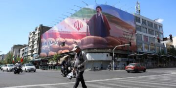Ulice Teheranu, mural przedstawiający Ajatollaha Motdżabę Ameneia. Fot. PAP/ EPA/ABEDIN TAHERKENAREH