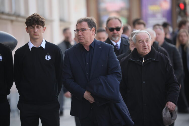 Warszawa, 16.04.2026. Trener reprezentacji Polski Jan Urban (C) przed msz¹ pogrzebow¹ pi³karza i trenera Jacka Magiery w Katedrze Polowej Wojska Polskiego w Warszawie, 16 bm. Drugi trener reprezentacji Polski zmar³ 10 bm. w wieku 49 lat. (gj) PAP/Leszek Szymañski