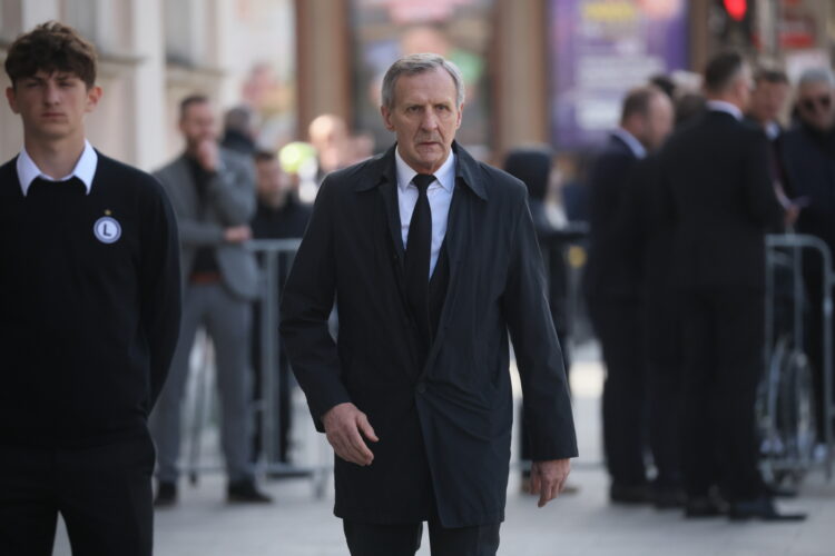 Warszawa, 16.04.2026. By³y trener reprezentacji Polski i pi³karz Legii Warszawa Stefan Majewski (C) przed msz¹ pogrzebow¹ pi³karza i trenera Jacka Magiery w Katedrze Polowej Wojska Polskiego w Warszawie, 16 bm. Drugi trener reprezentacji Polski zmar³ 10 bm. w wieku 49 lat. (gj) PAP/Leszek Szymañski