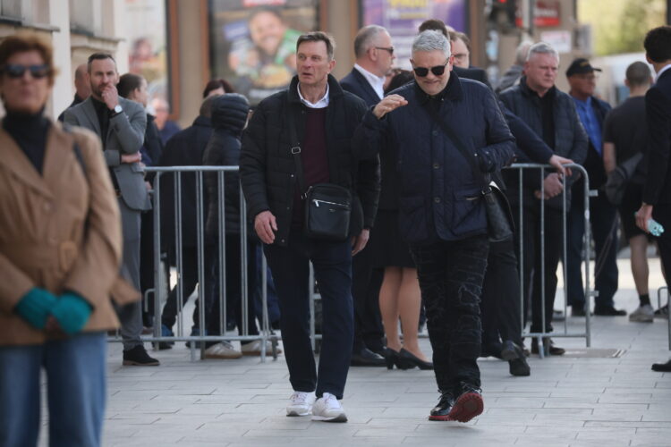 Warszawa, 16.04.2026. By³y pi³karz reprezentacji Polski W³adys³aw ¯muda (C-P) przed msz¹ pogrzebow¹ pi³karza i trenera Jacka Magiery w Katedrze Polowej Wojska Polskiego w Warszawie, 16 bm. Drugi trener reprezentacji Polski zmar³ 10 bm. w wieku 49 lat. (gj) PAP/Leszek Szymañski