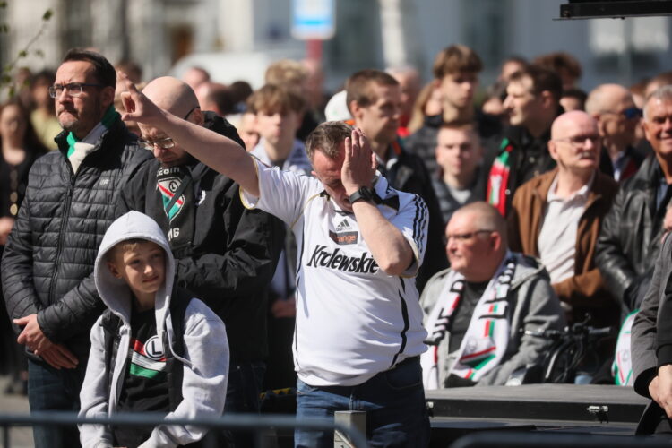 Warszawa, 16.04.2026. Kibice pdoczas uroczystoci pogrzebowych pi³karza i trenera Jacka Magiery, które odby³y siê 16 bm. w Katedrze Polowej Wojska Polskiego w Warszawie. Drugi trener reprezentacji Polski zmar³ 10 bm. w wieku 49 lat. (gj) PAP/Leszek Szymañski