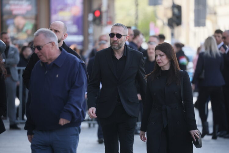 Warszawa, 16.04.2026. Trener Legii Warszawa Marek Papszun (C) przed msz¹ pogrzebow¹ pi³karza i trenera Jacka Magiery w Katedrze Polowej Wojska Polskiego w Warszawie, 16 bm. Drugi trener reprezentacji Polski zmar³ 10 bm. w wieku 49 lat. (gj) PAP/Leszek Szymañski