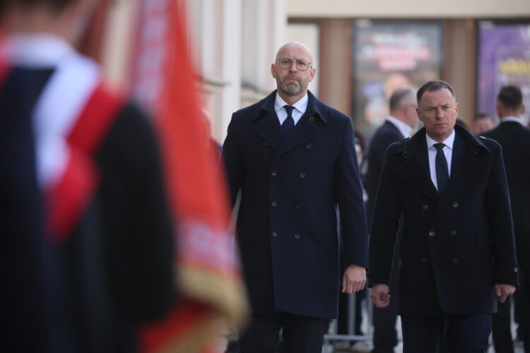 Warszawa, 16.04.2026. Minister sportu i turystyki Jakub Rutnicki (C) i wiceminister Piotr Borys (P) przed msz¹ pogrzebow¹ pi³karza i trenera Jacka Magiery w Katedrze Polowej Wojska Polskiego w Warszawie, 16 bm. Drugi trener reprezentacji Polski zmar³ 10 bm. w wieku 49 lat. (gj) PAP/Leszek Szymañski