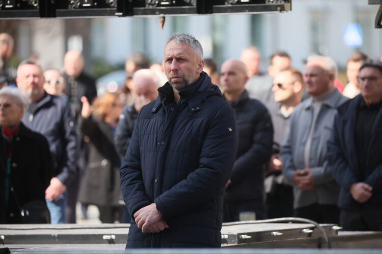 Warszawa, 16.04.2026. By³y pi³karz Legii Warszawa Jakub Wawrzyniak przed msz¹ pogrzebow¹ pi³karza i trenera Jacka Magiery w Katedrze Polowej Wojska Polskiego w Warszawie, 16 bm. Drugi trener reprezentacji Polski zmar³ 10 bm. w wieku 49 lat. (gj) PAP/Leszek Szymañski