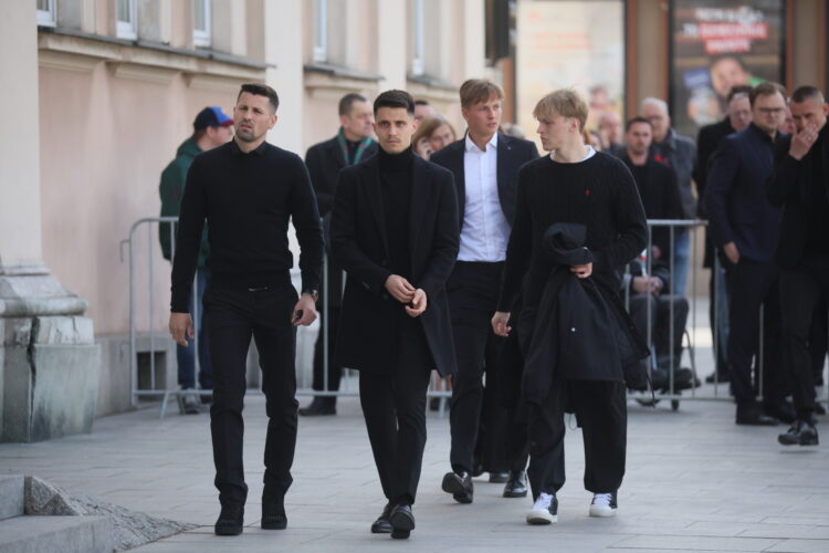 Warszawa, 16.04.2026. Pi³karze Legii Warszawa Pawe³ Wszo³ek (L) i Bartosz Kapustka (2L) przed msz¹ pogrzebow¹ pi³karza i trenera Jacka Magiery w Katedrze Polowej Wojska Polskiego w Warszawie, 16 bm. Drugi trener reprezentacji Polski zmar³ 10 bm. w wieku 49 lat. (gj) PAP/Leszek Szymañski