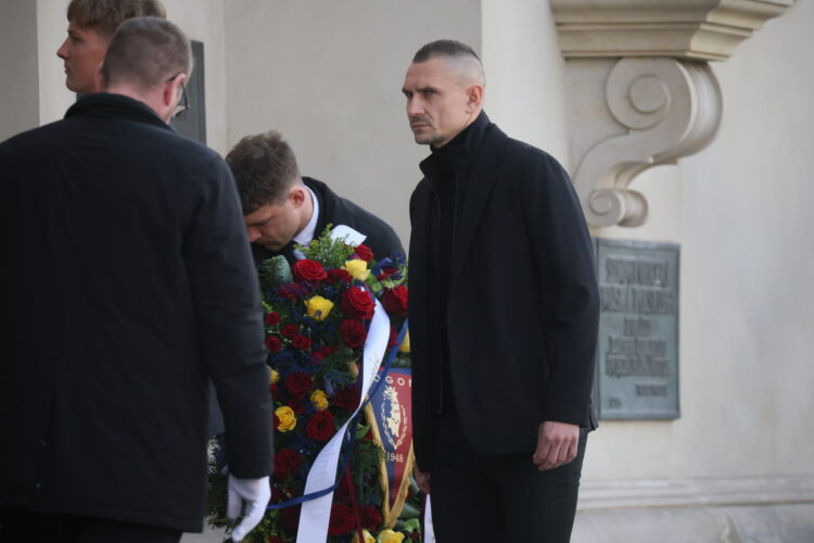 Warszawa, 16.04.2026. Pi³karz Legii Warszawa Artur Jêdrzejczyk (P) przed msz¹ pogrzebow¹ pi³karza i trenera Jacka Magiery w Katedrze Polowej Wojska Polskiego w Warszawie, 16 bm. Drugi trener reprezentacji Polski zmar³ 10 bm. w wieku 49 lat. (gj) PAP/Leszek Szymañski
