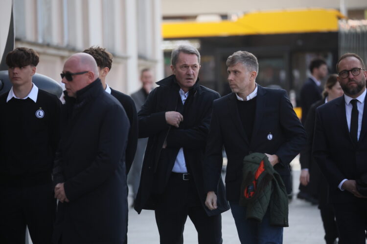 Warszawa, 16.04.2026. By³y pi³karz i trener Legii Warszawa Jacek Zieliñski (C) przed msz¹ pogrzebow¹ pi³karza i trenera Jacka Magiery w Katedrze Polowej Wojska Polskiego w Warszawie, 16 bm. Drugi trener reprezentacji Polski zmar³ 10 bm. w wieku 49 lat. (gj) PAP/Leszek Szymañski