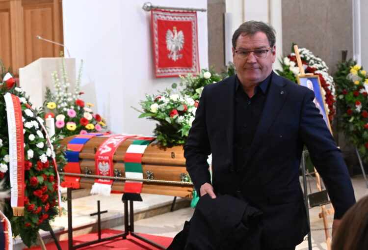 Warszawa, 16.04.2026. Trener reprezentacji Polski Jan Urban podczas uroczystoci pogrzebowych pi³karza i trenera Jacka Magiery w Katedrze Polowej Wojska Polskiego w Warszawie, 16 bm. Drugi trener reprezentacji Polski zmar³ 10 bm. w wieku 49 lat. (gj) PAP/Radek Pietruszka