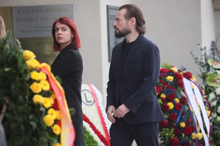 Warszawa, 16.04.2026. Prezes zarz¹du Kana³ Zero Krzysztof Stanowski (P) przed msz¹ pogrzebow¹ pi³karza i trenera Jacka Magiery w Katedrze Polowej Wojska Polskiego w Warszawie, 16 bm. Drugi trener reprezentacji Polski zmar³ 10 bm. w wieku 49 lat. (gj) PAP/Leszek Szymañski