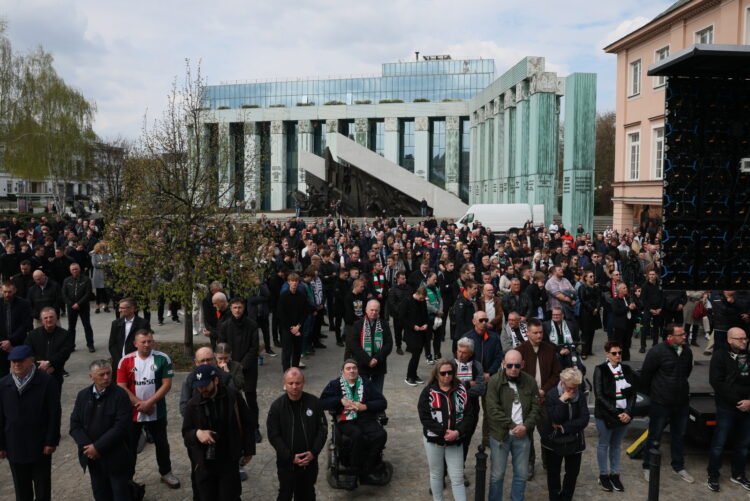 Warszawa, 16.04.2026. Kibice pdoczas uroczystoci pogrzebowych pi³karza i trenera Jacka Magiery, które odby³y siê 16 bm. w Katedrze Polowej Wojska Polskiego w Warszawie. Drugi trener reprezentacji Polski zmar³ 10 bm. w wieku 49 lat. (gj) PAP/Leszek Szymañski