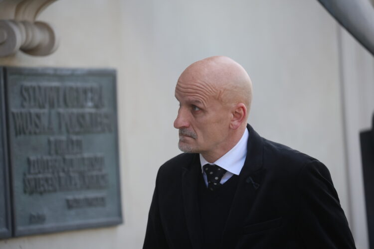 Warszawa, 16.04.2026. By³y pi³karz Legii Warszawa Jacek Bendarz przed msz¹ pogrzebow¹ pi³karza i trenera Jacka Magiery w Katedrze Polowej Wojska Polskiego w Warszawie, 16 bm. Drugi trener reprezentacji Polski zmar³ 10 bm. w wieku 49 lat. (gj) PAP/Leszek Szymañski