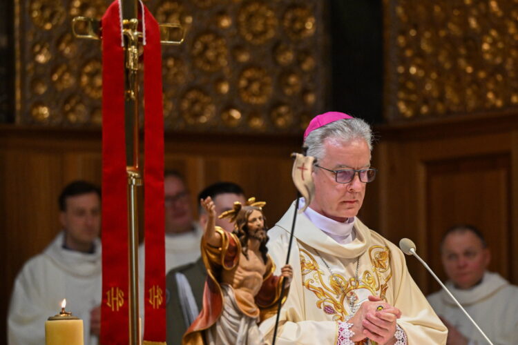 Warszawa, 16.04.2026. Biskup polowy Wojska Polskiego Wies³aw Lechowicz podczas uroczystoci pogrzebowych pi³karza i trenera Jacka Magiery w Katedrze Polowej Wojska Polskiego w Warszawie, 16 bm. Drugi trener reprezentacji Polski zmar³ 10 bm. w wieku 49 lat. (gj) PAP/Radek Pietruszka