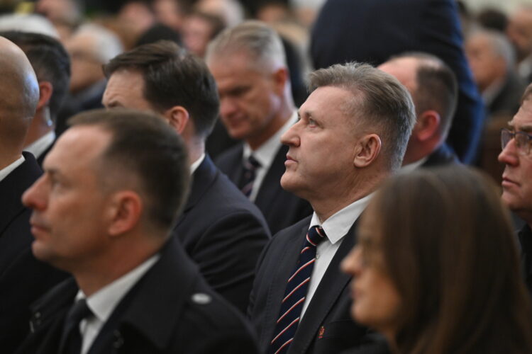 Warszawa, 16.04.2026. Prezes PZPN Cezary Kulesza (C) podczas uroczystoci pogrzebowych pi³karza i trenera Jacka Magiery w Katedrze Polowej Wojska Polskiego w Warszawie, 16 bm. Drugi trener reprezentacji Polski zmar³ 10 bm. w wieku 49 lat. (gj) PAP/Radek Pietruszka