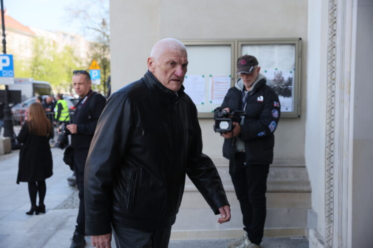 Warszawa, 16.04.2026. Wies³aw Ignasiewicz przed msz¹ pogrzebow¹ pi³karza i trenera Jacka Magiery w Katedrze Polowej Wojska Polskiego w Warszawie, 16 bm. Drugi trener reprezentacji Polski zmar³ 10 bm. w wieku 49 lat. (gj) PAP/Leszek Szymañski