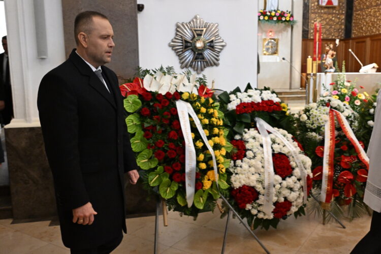 Warszawa, 16.04.2026. Prezydent RP Karol Nawrocki (podczas uroczystoci pogrzebowych pi³karza i trenera Jacka Magiery w Katedrze Polowej Wojska Polskiego w Warszawie, 16 bm. Drugi trener reprezentacji Polski zmar³ 10 bm. w wieku 49 lat. (gj) PAP/Radek Pietruszka