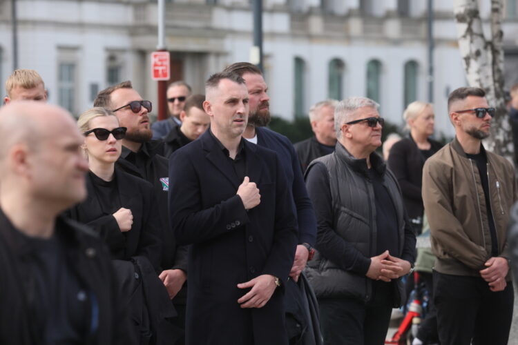 Warszawa, 16.04.2026. By³y pi³karz Legii Warszawa Micha³ Kucharczyk (C) przed msz¹ pogrzebow¹ pi³karza i trenera Jacka Magiery w Katedrze Polowej Wojska Polskiego w Warszawie, 16 bm. Drugi trener reprezentacji Polski zmar³ 10 bm. w wieku 49 lat. (gj) PAP/Leszek Szymañski