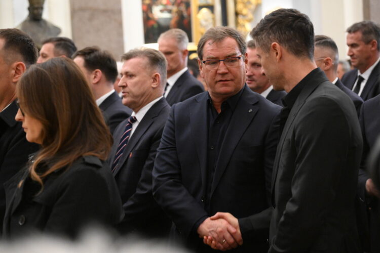 Warszawa, 16.04.2026. Pi³karz reprezentacji Polski Robert Lewandowski (P) i selekcjoner kadry Jan Urban (2P) podczas uroczystoci pogrzebowych pi³karza i trenera Jacka Magiery w Katedrze Polowej Wojska Polskiego w Warszawie, 16 bm. Drugi trener reprezentacji Polski zmar³ 10 bm. w wieku 49 lat. (gj) PAP/Radek Pietruszka