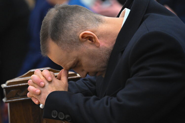 Warszawa, 16.04.2026. Prezydent RP Karol Nawrocki podczas uroczystoci pogrzebowych pi³karza i trenera Jacka Magiery w Katedrze Polowej Wojska Polskiego w Warszawie, 16 bm. Drugi trener reprezentacji Polski zmar³ 10 bm. w wieku 49 lat. (gj) PAP/Radek Pietruszka