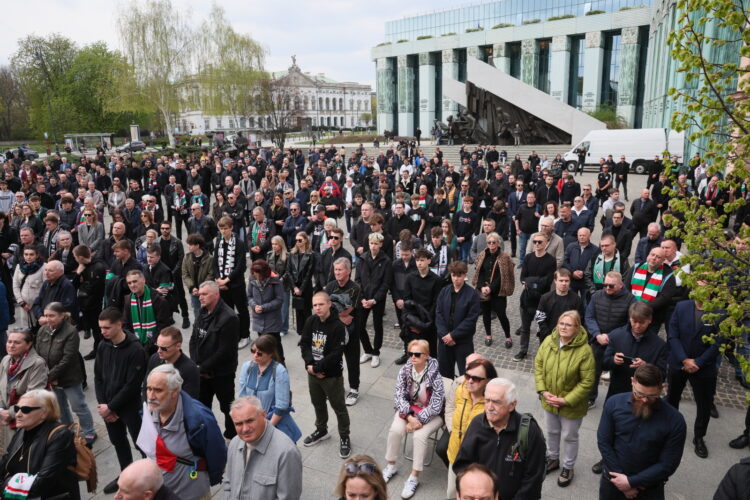 Warszawa, 16.04.2026. Kibice pdoczas uroczystoci pogrzebowych pi³karza i trenera Jacka Magiery, które odby³y siê 16 bm. w Katedrze Polowej Wojska Polskiego w Warszawie. Drugi trener reprezentacji Polski zmar³ 10 bm. w wieku 49 lat. (gj) PAP/Leszek Szymañski