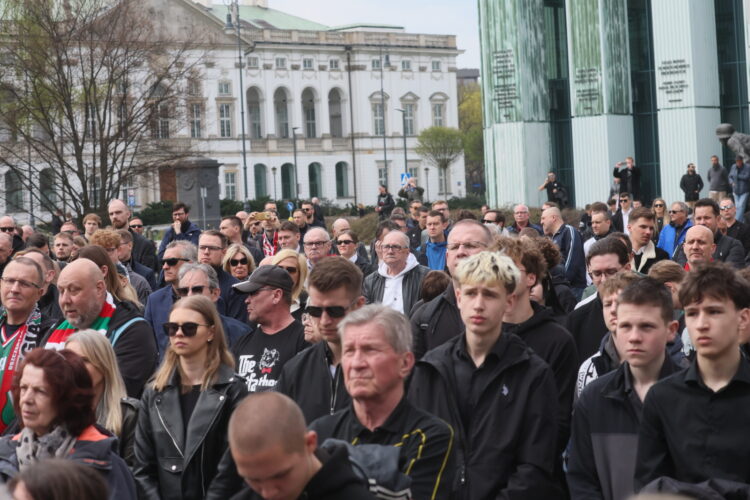 Warszawa, 16.04.2026. Kibice pdoczas uroczystoci pogrzebowych pi³karza i trenera Jacka Magiery, które odby³y siê 16 bm. w Katedrze Polowej Wojska Polskiego w Warszawie. Drugi trener reprezentacji Polski zmar³ 10 bm. w wieku 49 lat. (gj) PAP/Leszek Szymañski