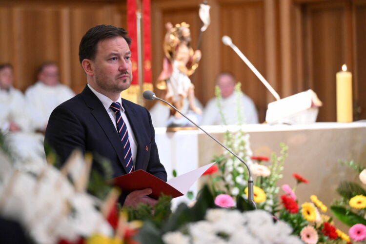 Warszawa, 16.04.2026. Dyrektora departamentu komunikacji i mediów w PZPN Tomasz Koz³owski  podczas uroczystoci pogrzebowych pi³karza i trenera Jacka Magiery w Katedrze Polowej Wojska Polskiego w Warszawie, 16 bm. Drugi trener reprezentacji Polski zmar³ 10 bm. w wieku 49 lat. (gj) PAP/Radek Pietruszka