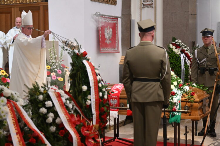 Warszawa, 16.04.2026. Biskup polowy Wojska Polskiego Wies³aw Lechowicz (L) podczas uroczystoci pogrzebowych pi³karza i trenera Jacka Magiery w Katedrze Polowej Wojska Polskiego w Warszawie, 16 bm. Drugi trener reprezentacji Polski zmar³ 10 bm. w wieku 49 lat. (gj) PAP/Radek Pietruszka