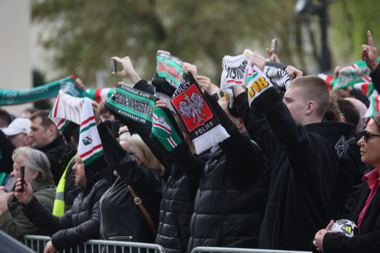 Warszawa, 16.04.2026. Kibice po mszy wiêtej ¿a³obnej pi³karza i trenera Jacka Magiery, która odby³y siê 16 bm. w Katedrze Polowej Wojska Polskiego w Warszawie. Drugi trener reprezentacji Polski zmar³ 10 bm. w wieku 49 lat. (gj) PAP/Leszek Szymañski