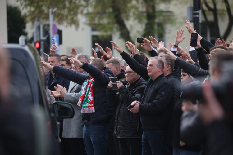 Warszawa, 16.04.2026. Kibice po mszy wiêtej ¿a³obnej pi³karza i trenera Jacka Magiery, która odby³y siê 16 bm. w Katedrze Polowej Wojska Polskiego w Warszawie. Drugi trener reprezentacji Polski zmar³ 10 bm. w wieku 49 lat. (gj) PAP/Leszek Szymañski