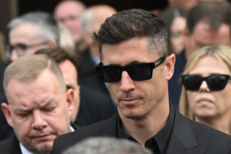 Warszawa, 16.04.2026. Pi³karz reprezentacji Polski Robert Lewandowski (C) po uroczystoci pogrzebowej pi³karza i trenera Jacka Magiery w Katedrze Polowej Wojska Polskiego w Warszawie, 16 bm. Drugi trener reprezentacji Polski zmar³ 10 bm. w wieku 49 lat. (gj) PAP/Radek Pietruszka