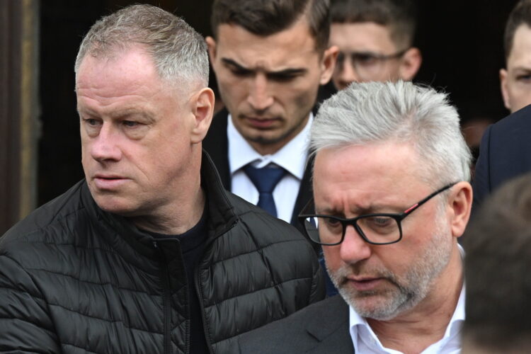 Warszawa, 16.04.2026. Byli pi³karze reprezentacji Polski Jacek Krzynówek (L) i Jerzy Brzêczek (P) po uroczystoci pogrzebowej pi³karza i trenera Jacka Magiery w Katedrze Polowej Wojska Polskiego w Warszawie, 16 bm. Drugi trener reprezentacji Polski zmar³ 10 bm. w wieku 49 lat. (gj) PAP/Radek Pietruszka