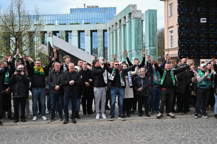 Warszawa, 16.04.2026. Kibice po mszy wiêtej ¿a³obnej pi³karza i trenera Jacka Magiery, która odby³y siê 16 bm. w Katedrze Polowej Wojska Polskiego w Warszawie. Drugi trener reprezentacji Polski zmar³ 10 bm. w wieku 49 lat. (gj) PAP/Radek Pietruszka