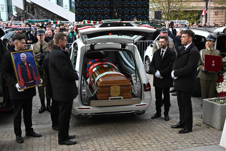 Warszawa, 16.04.2026. Uroczystoci pogrzebowe pi³karza i trenera Jacka Magiery w Katedrze Polowej Wojska Polskiego w Warszawie, 16 bm. Drugi trener reprezentacji Polski zmar³ 10 bm. w wieku 49 lat. (gj) PAP/Radek Pietruszka