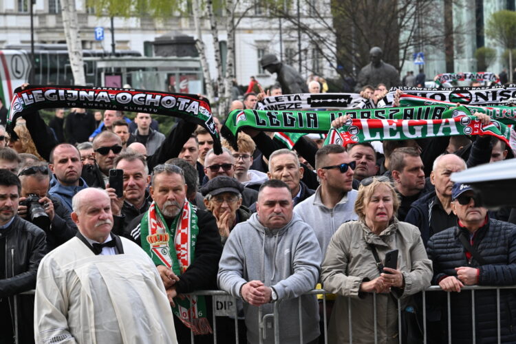 Warszawa, 16.04.2026. Kibice po mszy wiêtej ¿a³obnej pi³karza i trenera Jacka Magiery, która odby³y siê 16 bm. w Katedrze Polowej Wojska Polskiego w Warszawie. Drugi trener reprezentacji Polski zmar³ 10 bm. w wieku 49 lat. (gj) PAP/Radek Pietruszka