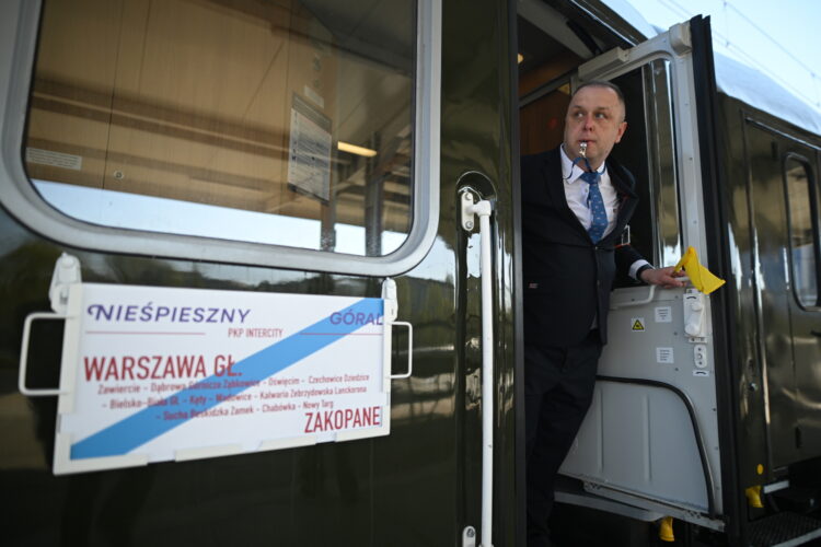 Warszawa, 17.04.2026. Poci¹g "Niepieszny" relacji Warszawa-Zakopane na stacji Warszawa G³ówna, 17 bm. "Niepieszny" to nowa marka PKP Intercity. Przewonik zamierza realizowaæ kursy z wykorzystaniem taboru historycznego. (mr) PAP/Marcin Obara
