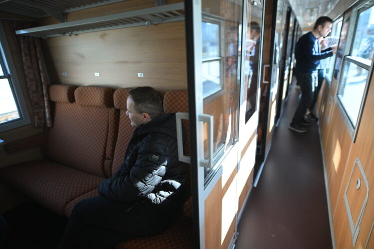 Warszawa, 17.04.2026. Poci¹g "Niepieszny" relacji Warszawa-Zakopane na stacji Warszawa G³ówna, 17 bm. "Niepieszny" to nowa marka PKP Intercity. Przewonik zamierza realizowaæ kursy z wykorzystaniem taboru historycznego. (mr) PAP/Marcin Obara