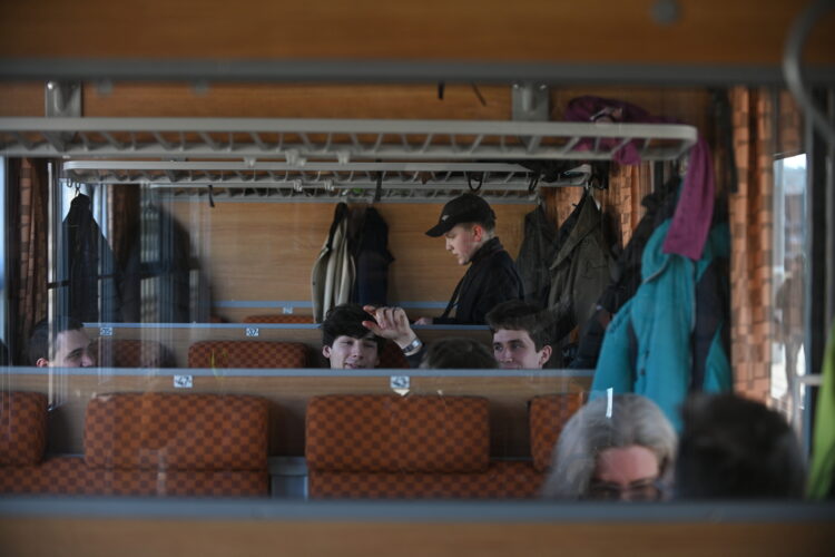 Warszawa, 17.04.2026. Poci¹g "Niepieszny" relacji Warszawa-Zakopane na stacji Warszawa G³ówna, 17 bm. "Niepieszny" to nowa marka PKP Intercity. Przewonik zamierza realizowaæ kursy z wykorzystaniem taboru historycznego. (mr) PAP/Marcin Obara