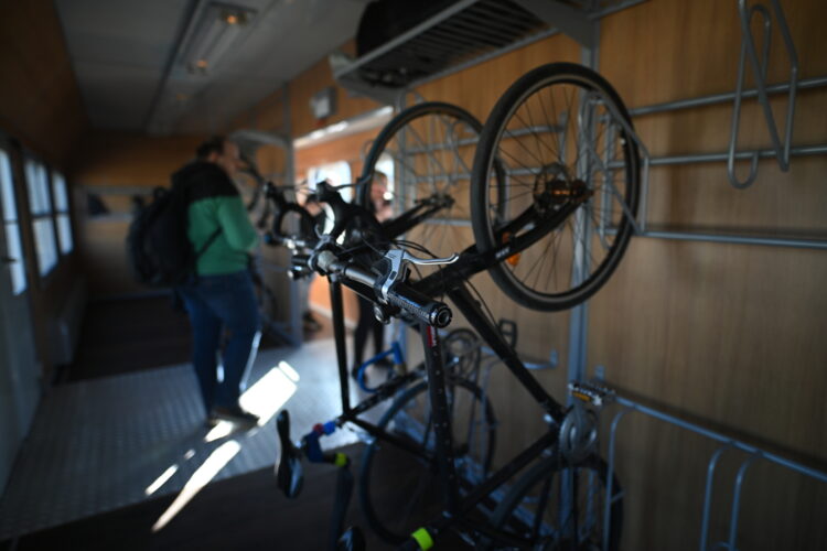 Warszawa, 17.04.2026. Wagon z miejscem do przewozu rowerów w poci¹gu "Niepieszny" relacji Warszawa-Zakopane na stacji Warszawa G³ówna, 17 bm. "Niepieszny" to nowa marka PKP Intercity. Przewonik zamierza realizowaæ kursy z wykorzystaniem taboru historycznego. (mr) PAP/Marcin Obara