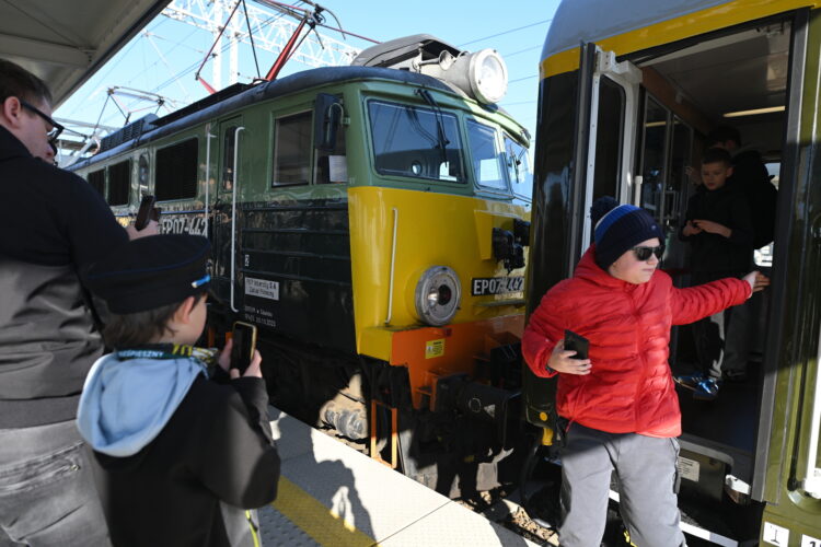 Warszawa, 17.04.2026. Poci¹g "Niepieszny" relacji Warszawa-Zakopane na stacji Warszawa G³ówna, 17 bm. "Niepieszny" to nowa marka PKP Intercity. Przewonik zamierza realizowaæ kursy z wykorzystaniem taboru historycznego. (mr) PAP/Marcin Obara
